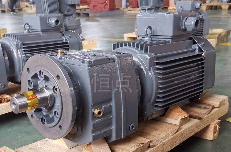 RF47系列減速機配直聯電機，立式安裝 輸出法蘭+軸 實物圖